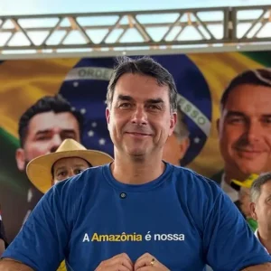Flávio Bolsonaro declara a "camisa do Bolsonaro" para a Copa, desafiando Lula pela simbologia da amarelinha