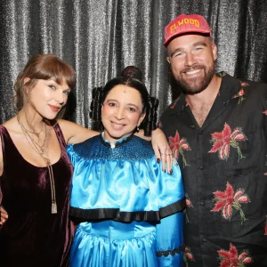 Taylor Swift e Travis Kelce: Noite Romântica na Broadway Após Polêmica de Fã do Knicks