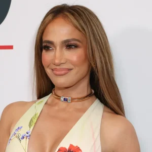 Look de Verão de Jennifer Lopez: Vestido Xadrez de R$ 200 Vira Sensação na Amazon e Sai por Apenas R$ 40
