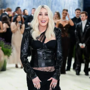 Cher Revela Segredo de Pele Jovem aos 77 Anos: Sérum "Líquido da Juventude" por Apenas R$ 150