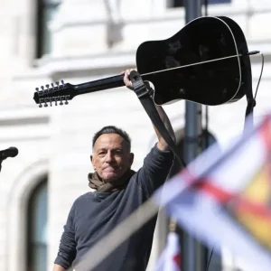 Bruce Springsteen faz as pazes com Bono no Tribeca, pede desculpas e canta com Patti Smith