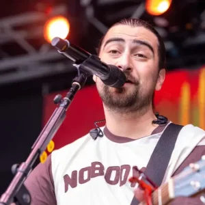 Bonnaroo 2024: Chuvas Fortes Adiam Shows e Alteram Horários no Domingo do Festival