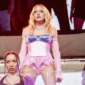 Madonna Surpreende Fãs com Nova Música 'Bizarre' em Show de Martin Garrix em Nova York