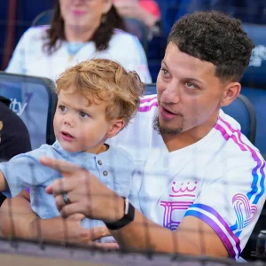 Filho de Patrick Mahomes, Bronze, tem reação adorável ao ver foto de Taylor Swift no estádio