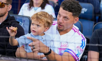 Filho de Patrick Mahomes, Bronze, tem reação adorável ao ver foto de Taylor Swift no estádio