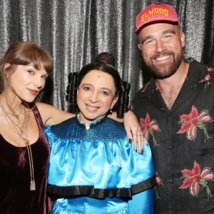 Taylor Swift e Travis Kelce são Vistos em Peça da Broadway com Maya Rudolph; Cantora Celebra Indução ao Hall da Fama da Composição