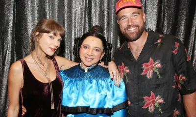 Taylor Swift e Travis Kelce são Vistos em Peça da Broadway com Maya Rudolph; Cantora Celebra Indução ao Hall da Fama da Composição