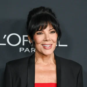 Kris Jenner Revela Segredo para Cabelos Volumosos: Suplemento OMI Hair Growth Peptides Transformou os Seus!