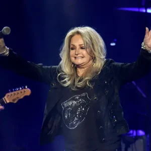 Bonnie Tyler Fora da Coma Após Cirurgia de Emergência em Portugal, Turnê de Verão Cancelada