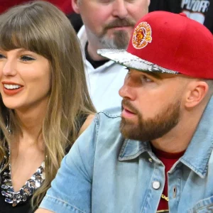 Cadeira usada por Taylor Swift em jogo da NBA é vendida por R$ 38 mil em leilão