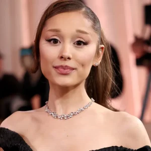 Ariana Grande se emociona e chora em show da "Eternal Sunshine" em Los Angeles: "Avassalador"