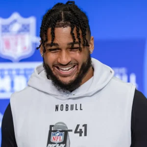 Filho de jogador dos Dallas Cowboys, Marshawn Kneeland, nasce 7 meses após sua morte trágica por suicídio