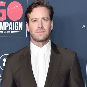 Armie Hammer chora ao receber 1º convite após 5 anos e fala sobre acusações: "Criei esses problemas"