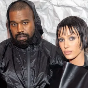 Bianca Censori Ousa com Body Dourado e Botas em Passeio com Kanye West na Suíça