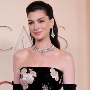 Anne Hathaway exibe barriguinha de grávida pela primeira vez em praia na França