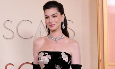 Anne Hathaway exibe barriguinha de grávida pela primeira vez em praia na França