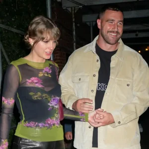 Taylor Swift e Travis Kelce: Movimentação em mansão levanta suspeitas de casamento secreto