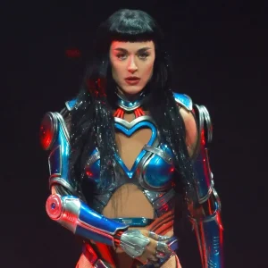 Katy Perry faz alfinetada em ex e declara amor a Justin Trudeau em show na Espanha