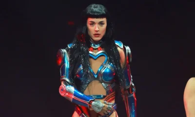 Katy Perry faz alfinetada em ex e declara amor a Justin Trudeau em show na Espanha