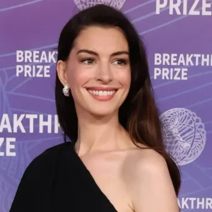 Anne Hathaway escondeu gravidez com looks estratégicos durante divulgação de 'O Diabo Veste Prada 2'
