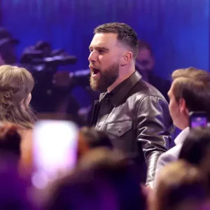 Travis Kelce Surge em Show de Chris Lake em L.A., Com Remix de Taylor Swift Tocado: 'Opalite' Ganha Vida