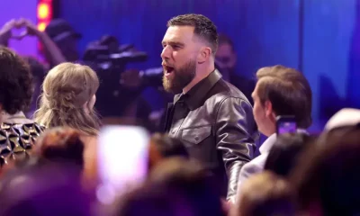 Travis Kelce Surge em Show de Chris Lake em L.A., Com Remix de Taylor Swift Tocado: 'Opalite' Ganha Vida
