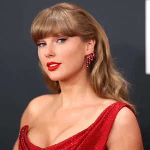 O Segredo do Batom Vermelho Duradouro de Taylor Swift: Lápis Delineador Barato Revelado por US Weekly