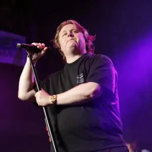 Lewis Capaldi empolga fãs com anúncio de novo álbum após pausa para saúde mental e sucesso estrondoso