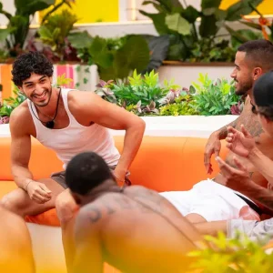 Zach de Love Island USA Revela Surpreendente Confissão: "Nunca Dormi Com Uma Loira" Antes da Casa Amor