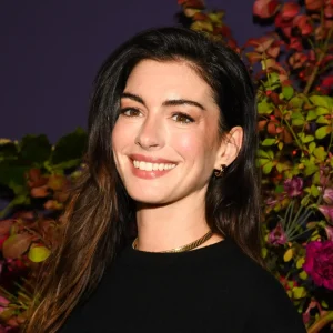 Anne Hathaway Apostar em Adesivos de Espinha Estrelados Que Eliminam Cravos e Espinhas da Noite Para o Dia, Dizem Consumidores
