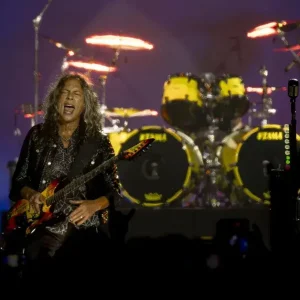 Kirk Hammett do Metallica cai no público em Dublin durante "Seek & Destroy" e faz piada: "Slip & Destroy"