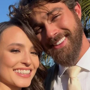 Larissa Manoela rebate rumores de gravidez após foto com André Luiz Frambach