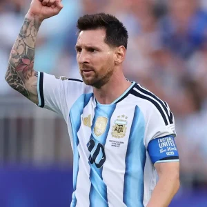 Pai de Messi recebe alta e deixa hospital após fake news sobre sua morte