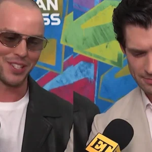 David Corenswet e Nicholas Hoult reagem a copo promocional de "Supergirl" com formato inusitado