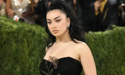 Charli XCX Choca Fãs: Novo Álbum 'Music, Fashion, Film' Traz Colaboração Surpresa com Diretor David Cronenberg