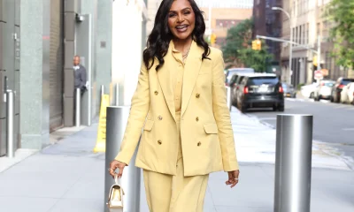 Mindy Kaling eleva looks diurnos e noturnos com acessório dourado de apenas R$ 100; veja como copiar!