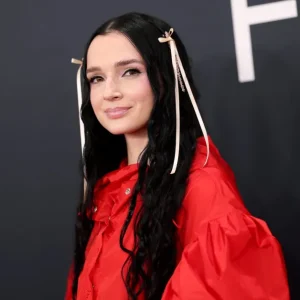Poppy Fica Sem Ar e Adia Show no Upheaval Festival Devido à Fumaça de Incêndios Florestais