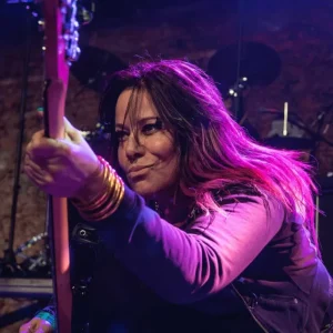 Jennifer Finch, baixista do L7 e ícone do punk de Los Angeles, morre aos 59 anos após batalha contra câncer agressivo