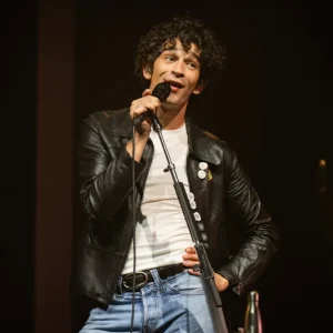 Matty Healy e Gabbriette: Ensaiam Casamento com Beijo Apaixonado em Los Angeles, Futuras Bodas Geram Expectativa