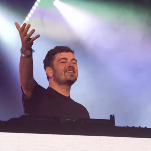 Martin Garrix e The Edge, do U2, surpreendem Tomorrowland com estreia de 'Fireflies', nova colaboração explosiva