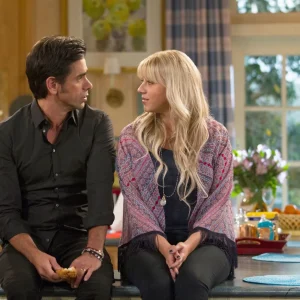 Jodie Sweetin de "Full House" Revela o Papel Crucial de John Stamos em Sua Jornada de Sobriedade e Recuperação