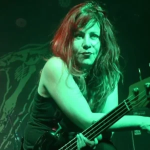 Jennifer Finch, baixista do L7, morre aos 59 anos após batalha contra câncer agressivo
