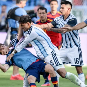 Copa do Mundo 2026: Paredes, da Argentina, se envolve em briga e empurra jogador da Espanha após final