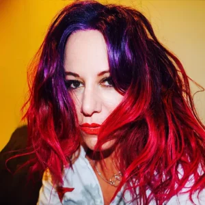 Luto no Rock: Tom Morello, Garbage e Violet Grohl Homenageiam Jennifer Finch, Ícone do L7