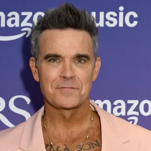 Robbie Williams reage com bom humor a rumores de cocaína após incidente em entrevista na Copa do Mundo