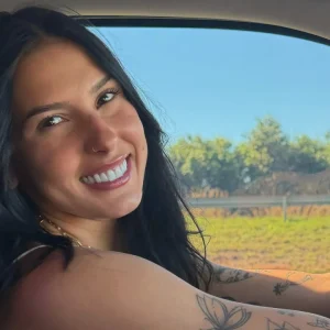 Ana Castela passa por susto ao sair da academia e atinge moto com caminhonete