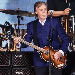 Paul McCartney Surpreende Turistas em Liverpool com Participação Inusitada no Tour "Magical Mystery Bus" e Ligação com Ringo Starr