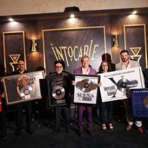 Intocable Quebra Recordes na Música Latina: Seis Certificações Diamante da RIAA em Nova Era Histórica