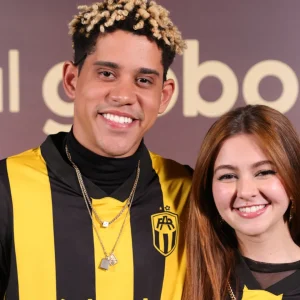 Klara Castanho desconversa sobre romance com Cauê Campos em pré-estreia