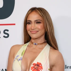 Jennifer Lopez Apostou no Biquíni de Renda que 'Mães Ricas' Estão Comprando Rápido por Apenas R$ 115